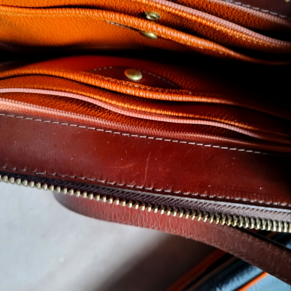 Authentic Vintage Dooney & Bourke criss body pebble leather